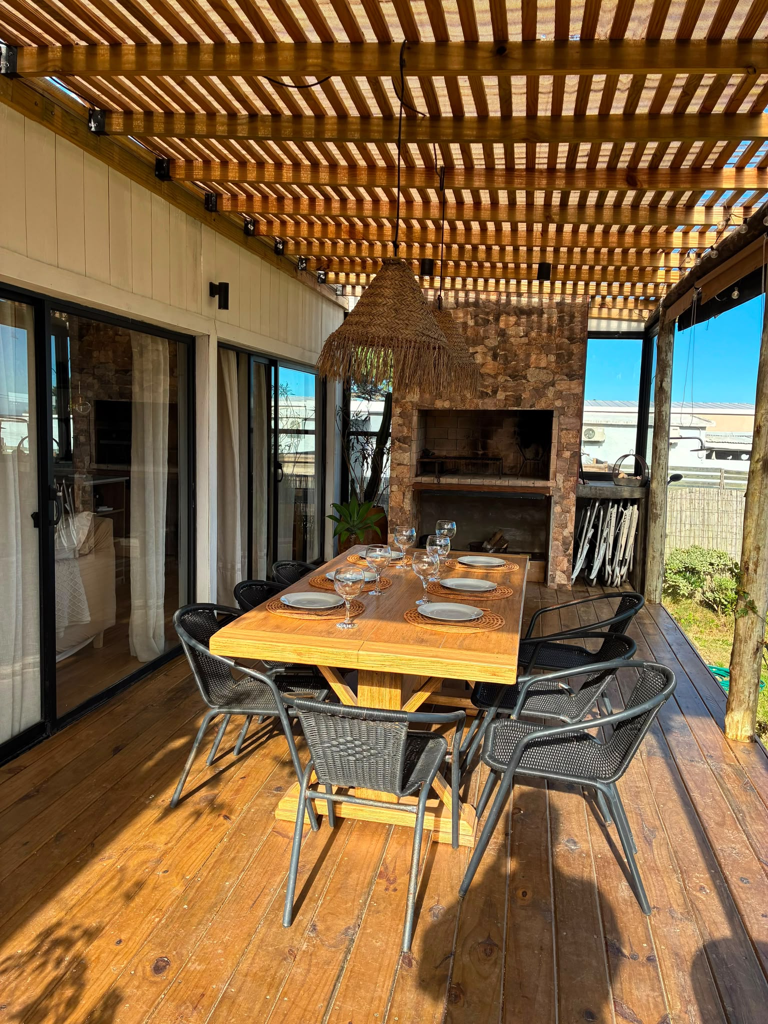 Mesa bajo la pérgola con vista al mar