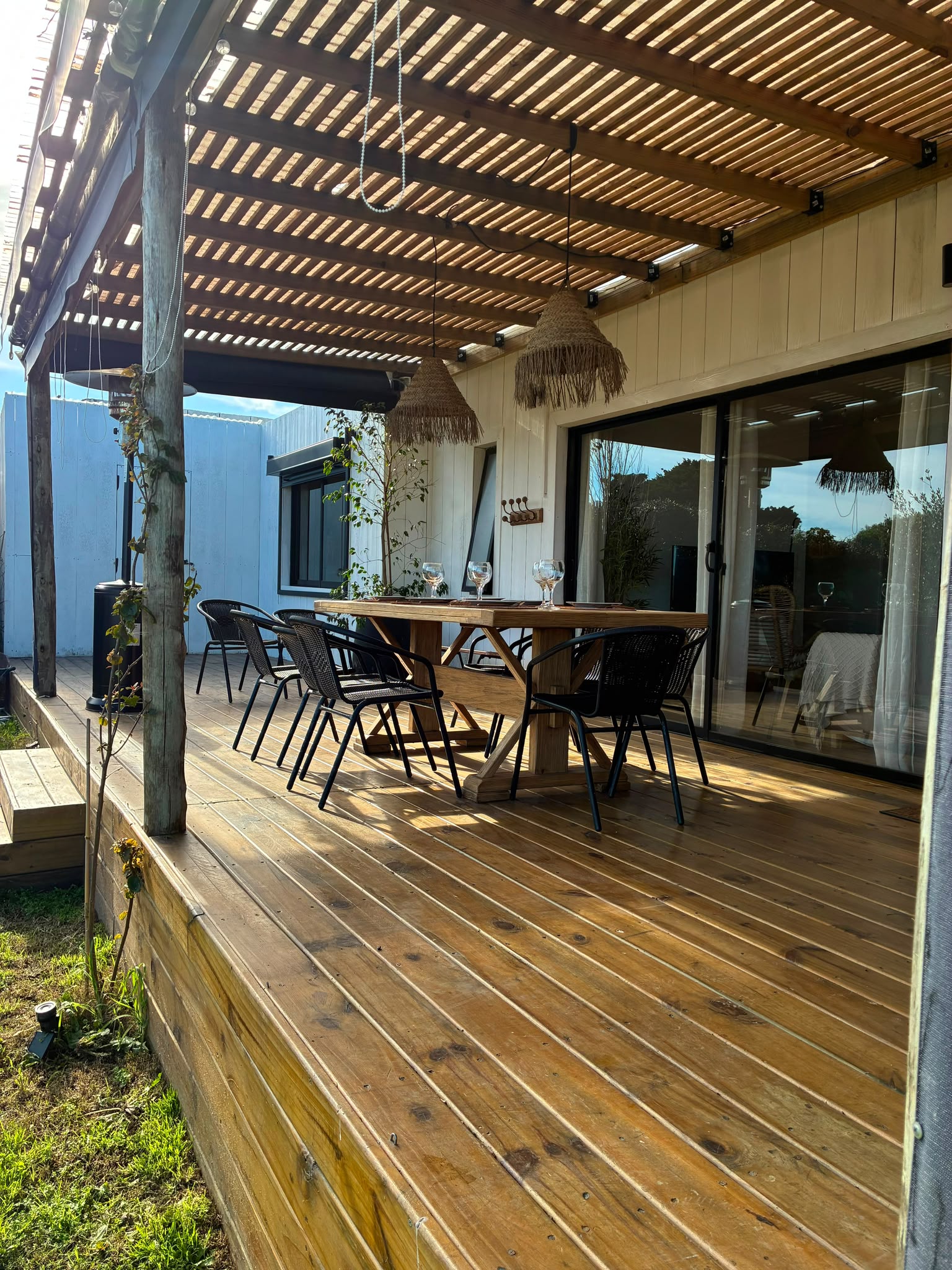 Deck con pérgola y mesa larga
